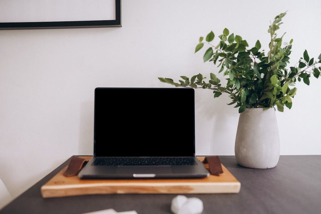 Produktbeschreibungen schreiben Onlineshop - Laptop mit Shop-Seite und Notizbuch
