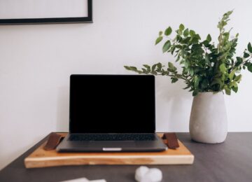 Produktbeschreibungen schreiben Onlineshop - Laptop mit Shop-Seite und Notizbuch