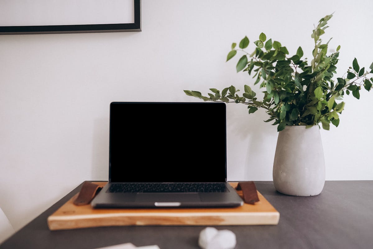 Produktbeschreibungen schreiben Onlineshop - Laptop mit Shop-Seite und Notizbuch