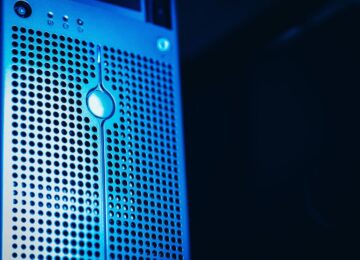 Onlineshop Hosting 2026 - Server-Rack in modernem Rechenzentrum mit blauer LED-Beleuchtung