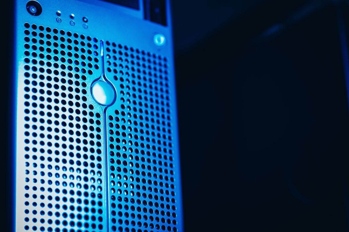 Onlineshop Hosting 2026 - Server-Rack in modernem Rechenzentrum mit blauer LED-Beleuchtung