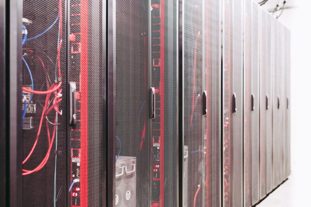 Magento Hosting Serverraum mit modernen Server-Racks im Rechenzentrum