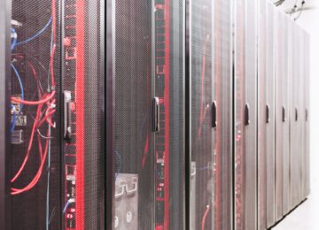 Magento Hosting Serverraum mit modernen Server-Racks im Rechenzentrum