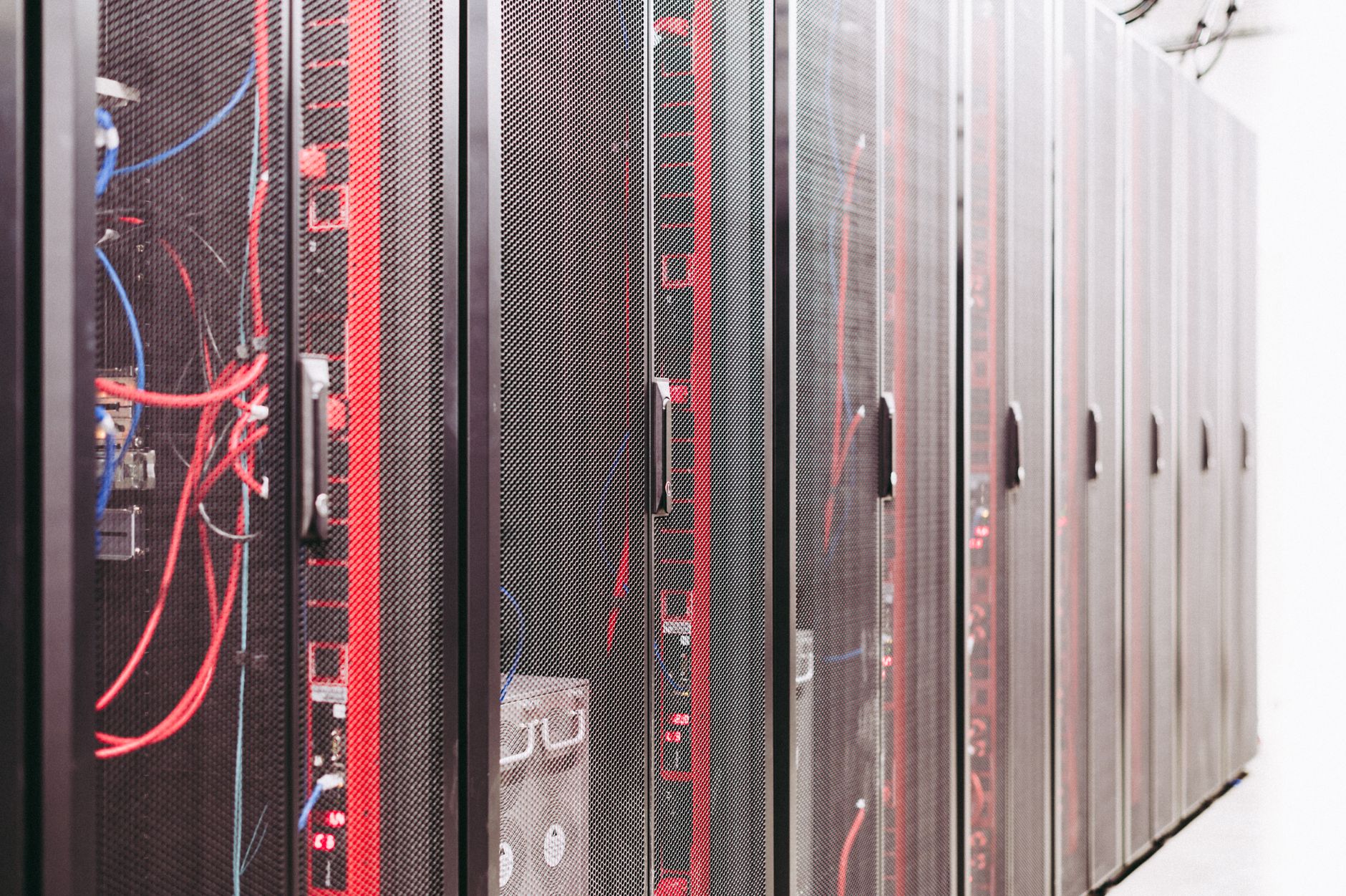 Magento Hosting Serverraum mit modernen Server-Racks im Rechenzentrum