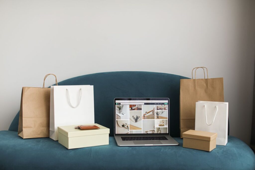 Magento auf Shopify migrieren - Laptop mit E-Commerce Dashboard