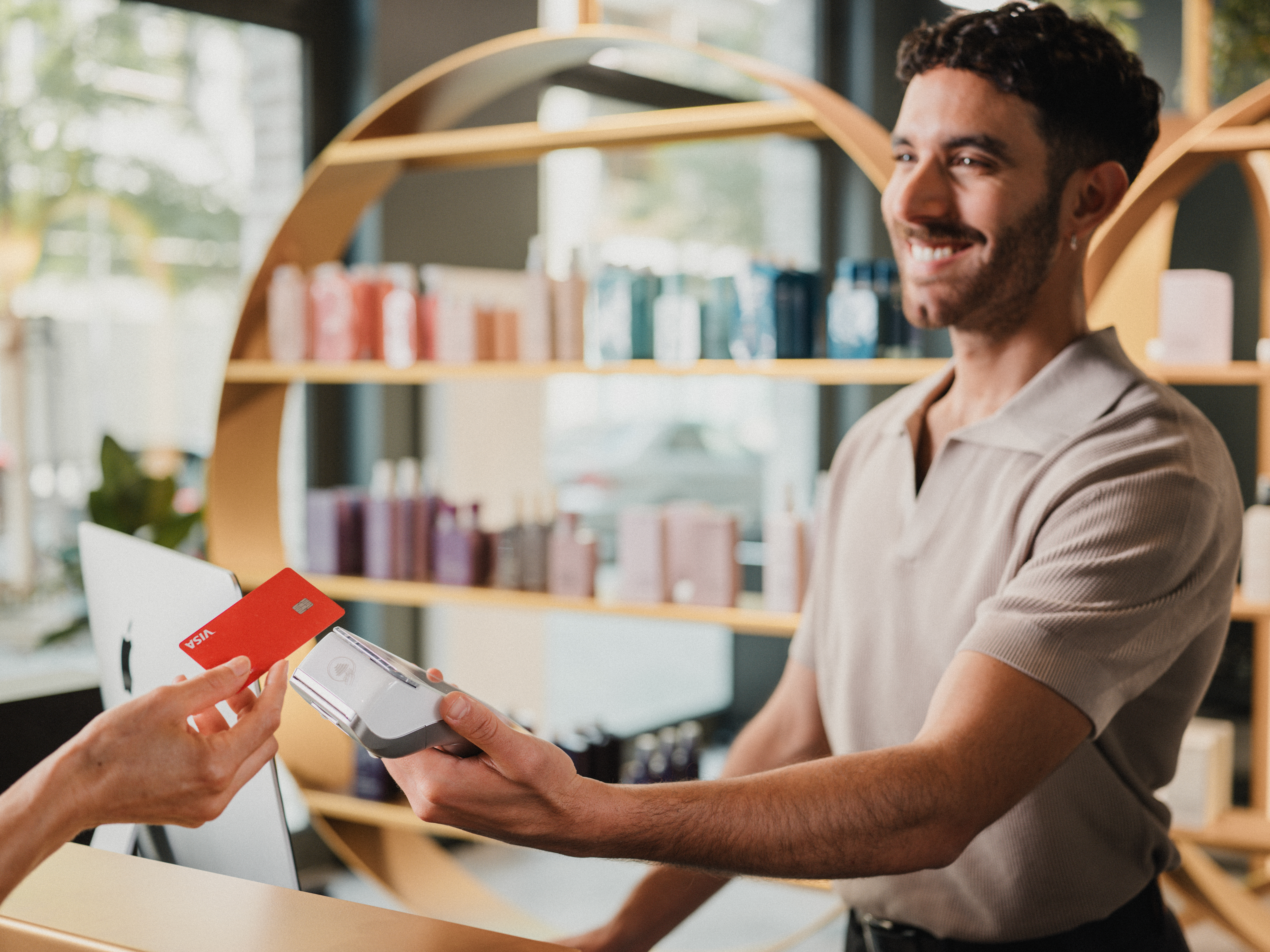 Unzer Zahlungsterminal am Point of Sale – kontaktlose Kartenzahlung